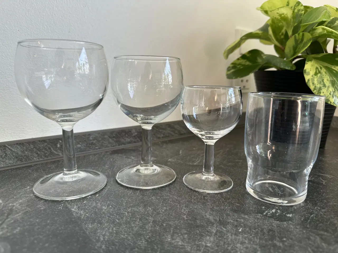 Billede 1 - Rødvin, hvidvin, vand og portvinsglas