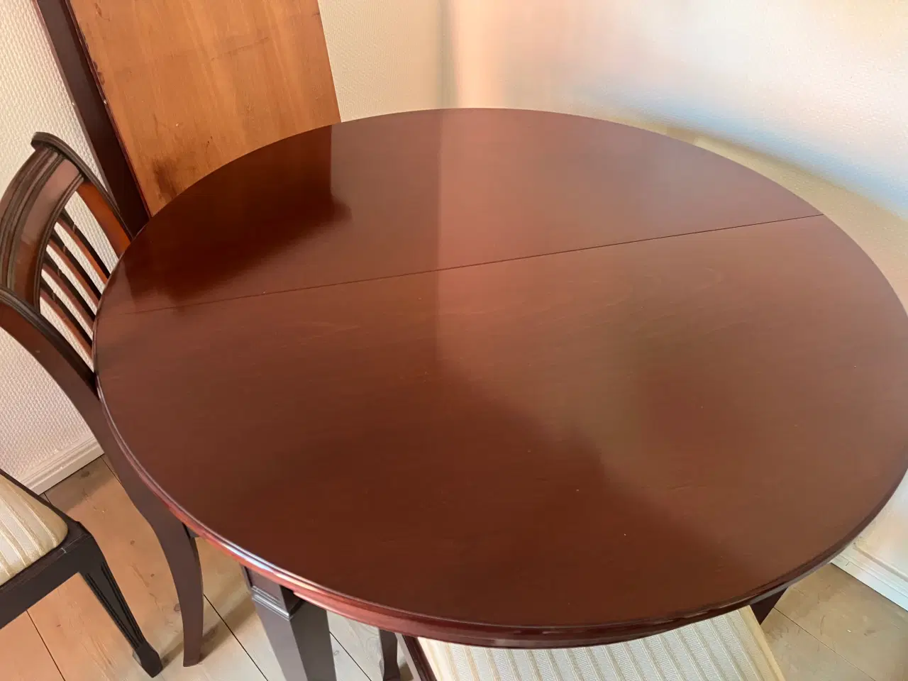 Billede 3 - Mahognibord med 4 stole 