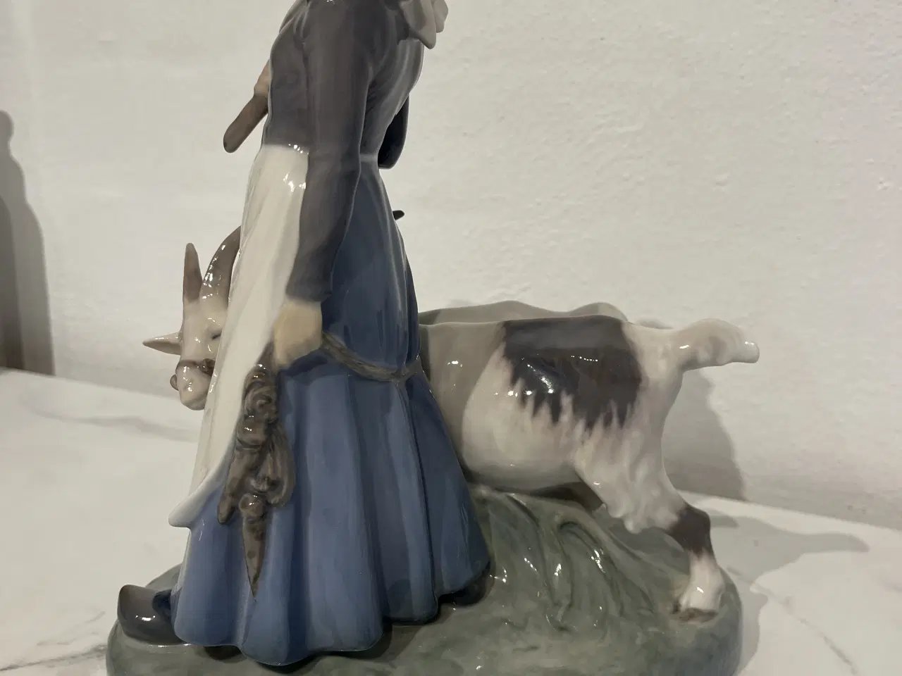 Billede 3 - Pige med geder Royal copenhagen