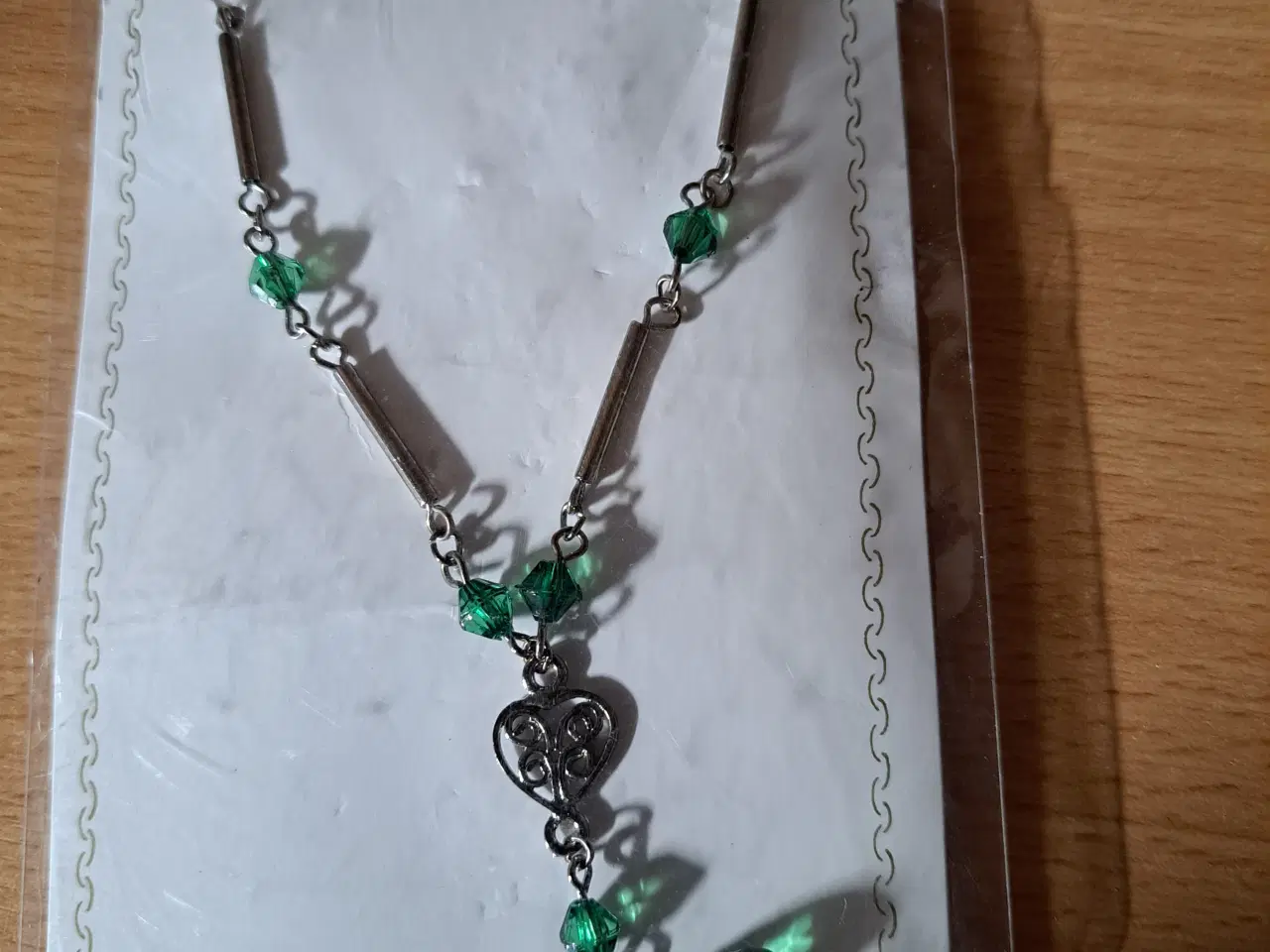 Billede 1 - Halskæde med hjerte og grønne perler 