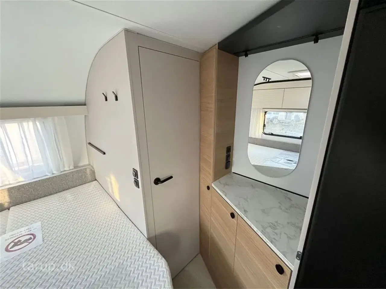 Billede 19 - 2026 - Adria Adora 613 PK Teen Køjesenge (3) og dobbeltseng, rund-siddegruppe og L-sidegruppe, SmartBox opbevaring, Truma Combi 6E, el-gulv-varme, 142 l. stort køleskab m/ frys