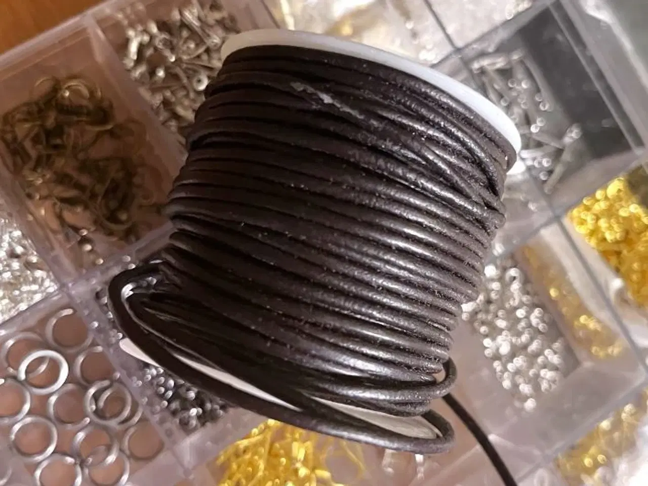 Billede 1 - Ubrugt lædersnøre i metermål - mængderabat.