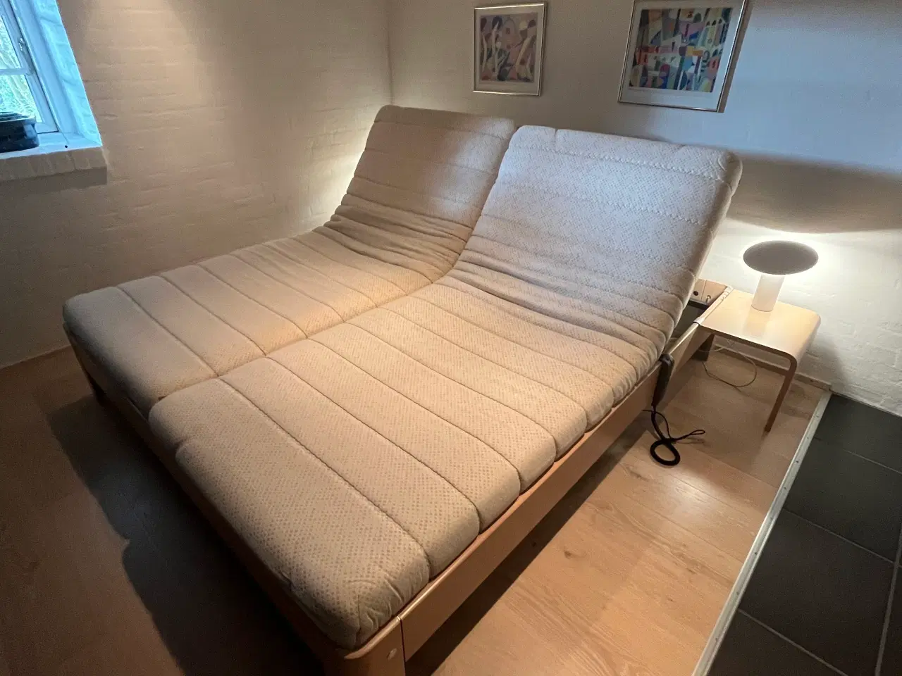 Billede 1 - Stor lækker velholdt elevationsseng fra Auping