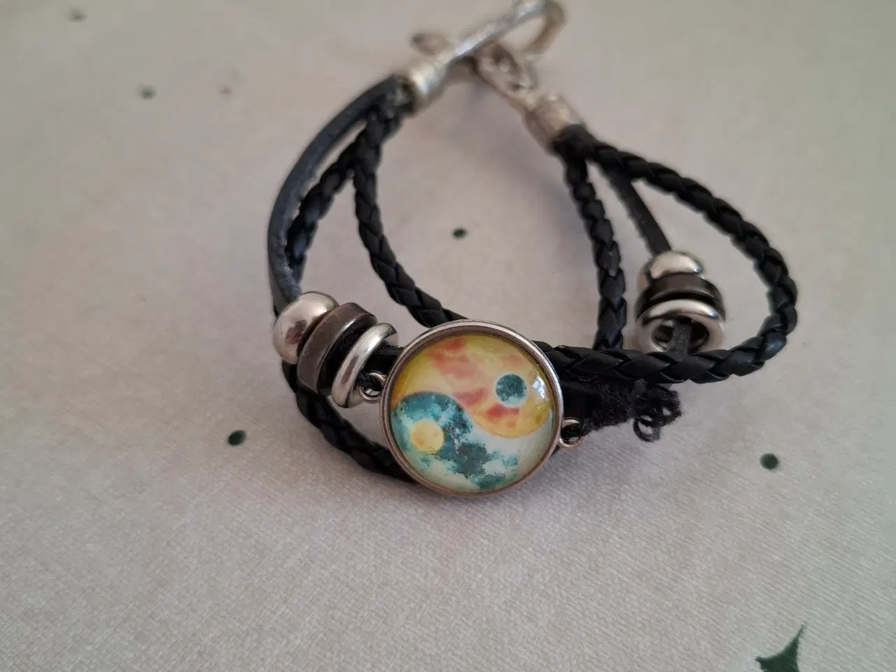 Billede 1 - Armbånd unisex sort læder med rund farvet vedhæng