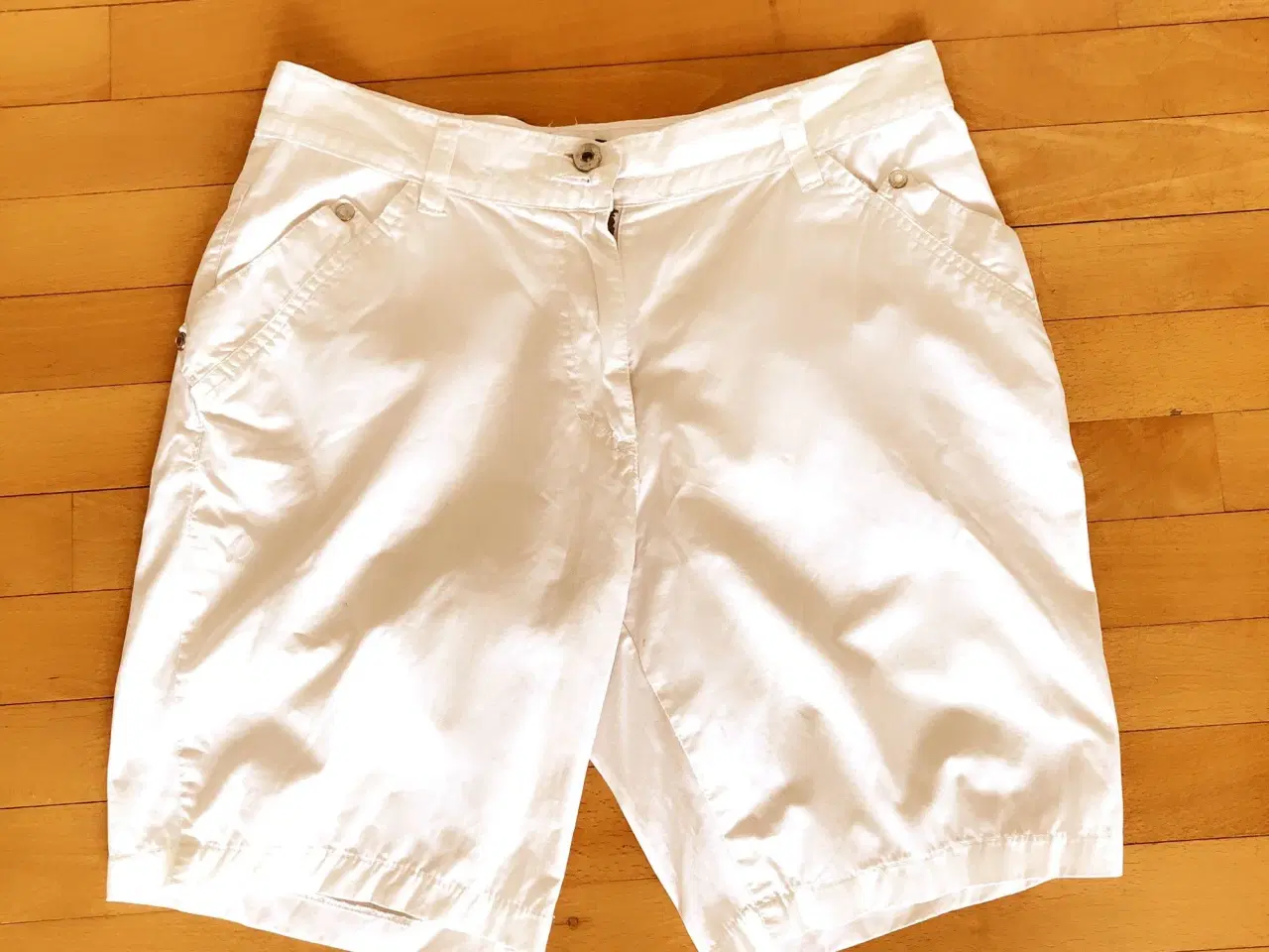 Billede 1 - Brandtex hvide shorts str 40