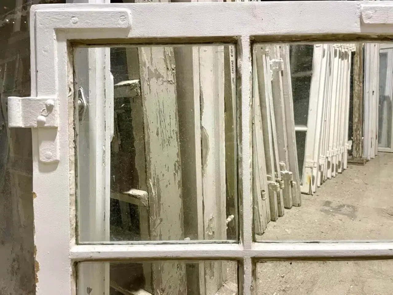 Billede 3 - 4-ruders vinduesramme fra ambassade