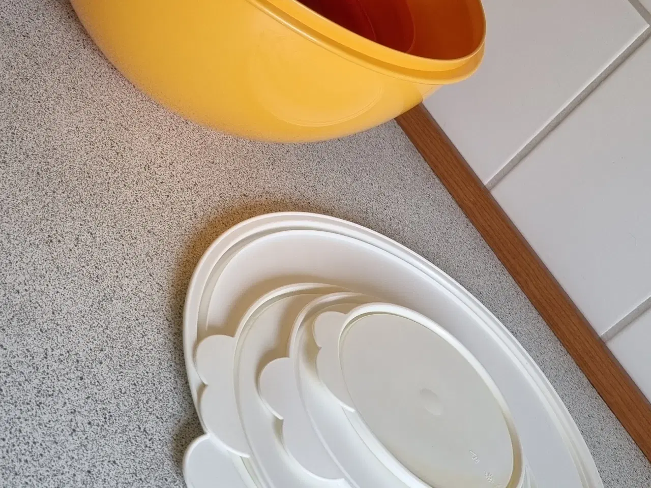 Billede 2 - Tupperware skåle med låg.