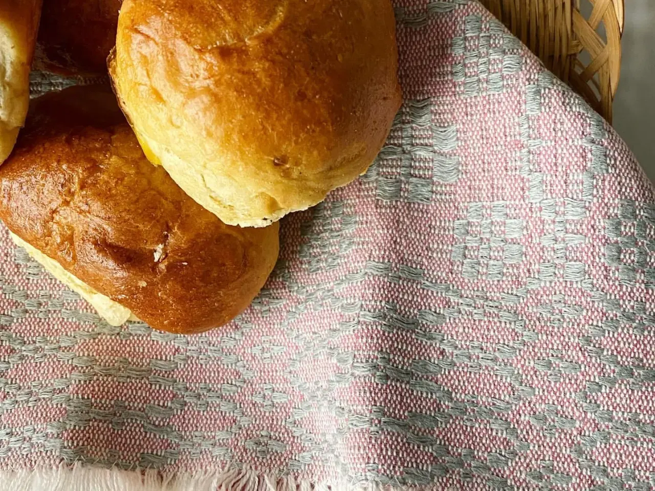 Billede 2 - Kraftig stofserviet, lyserød/hvid/grå, pr stk