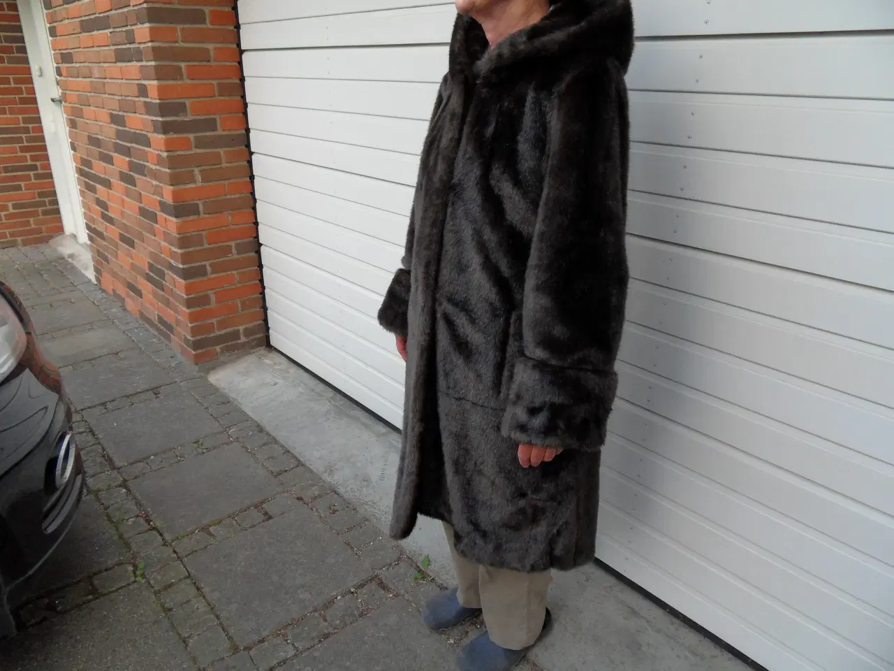 Billede 2 - PELS. Kunstpels med foer og hætte. Perfekt stand