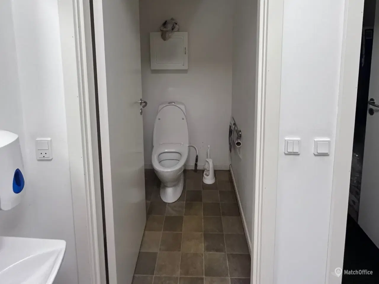 Billede 5 - Stor hal med med ledhejseport. kontor, køkkenfaciliteter og toilet med bad.