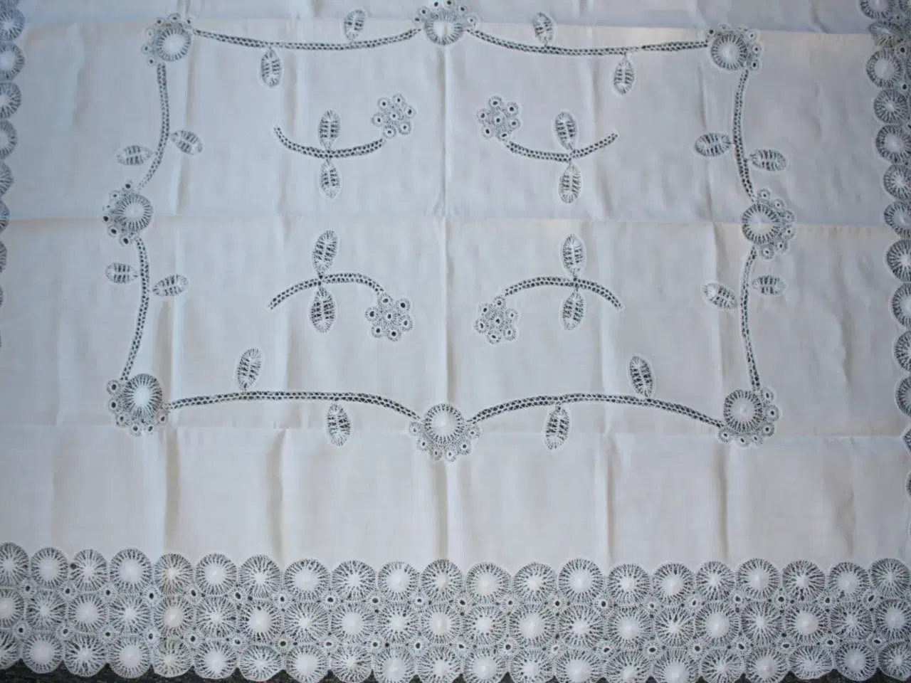Billede 2 - Dug med gimpede blonder, 130 x 105 cm 
