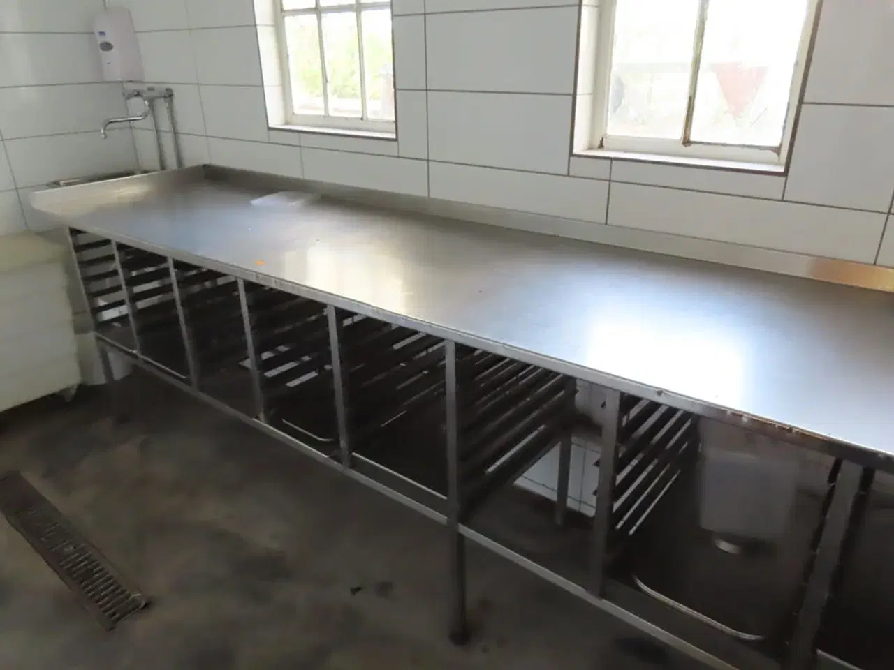 Billede 2 - Rustfri stålbord, ca. 5 meter