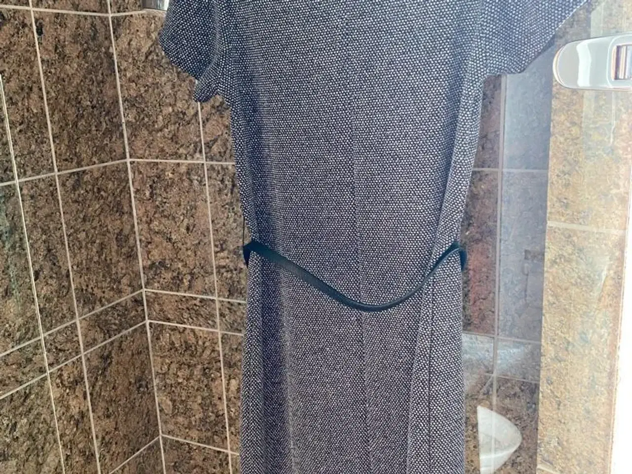 Billede 3 - Flot kjole med tyndt bælte str small
