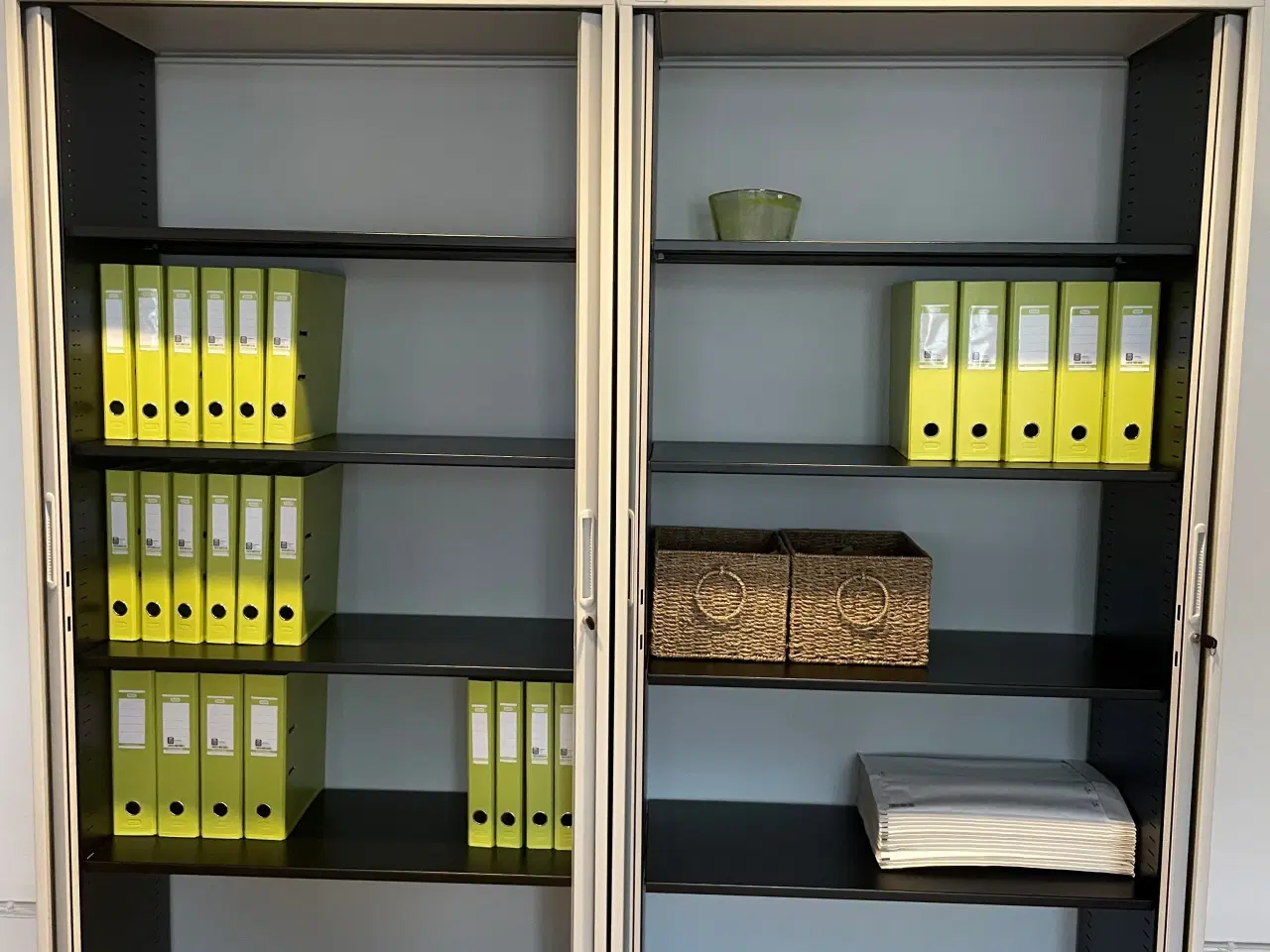 Billede 3 - Byd: Hævesænkeborde, arkivskab, lærred og mapper