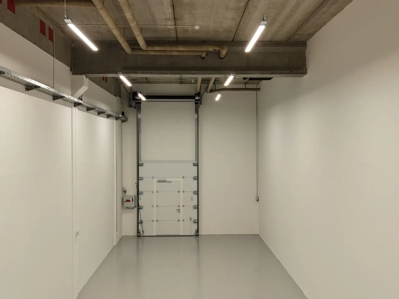 Billede 1 - Lagerlejemål med højt til loftet og nem logistik midt i Lyngby