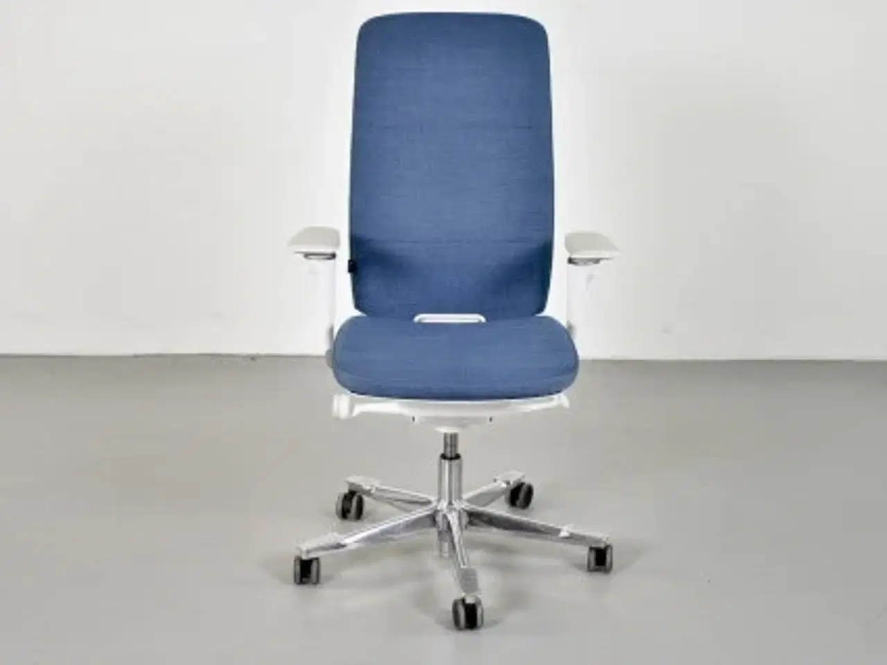 Billede 1 - Kinnarps capella white edition kontorstol med blåt polster og armlæn