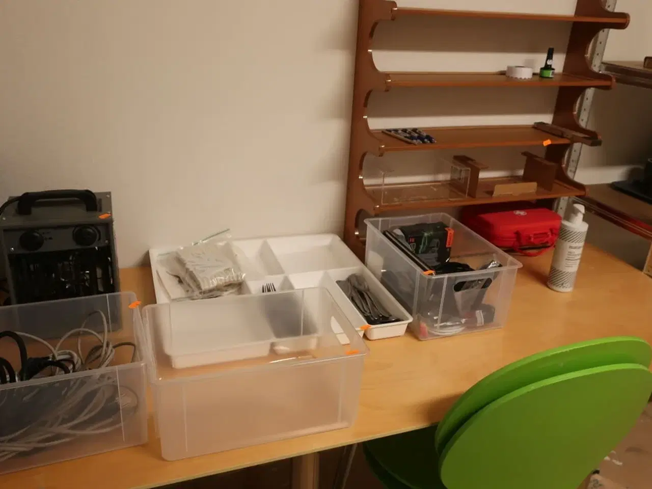 Billede 1 - Reol, bord, varmeblæser m.v.