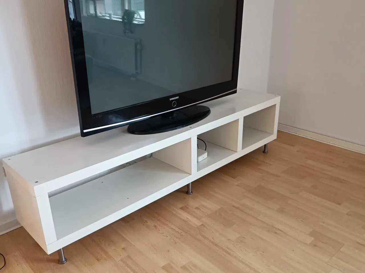 Billede 1 - Tv bænk / lav reol