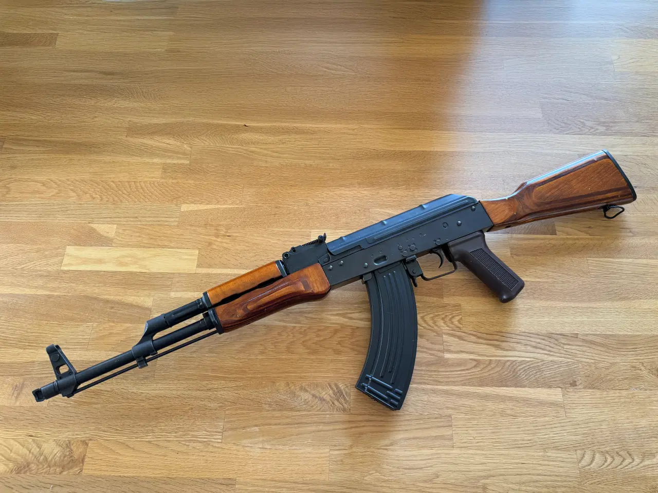 Billede 4 - Airsoft AK-47 riffel i fuld metal og træ
