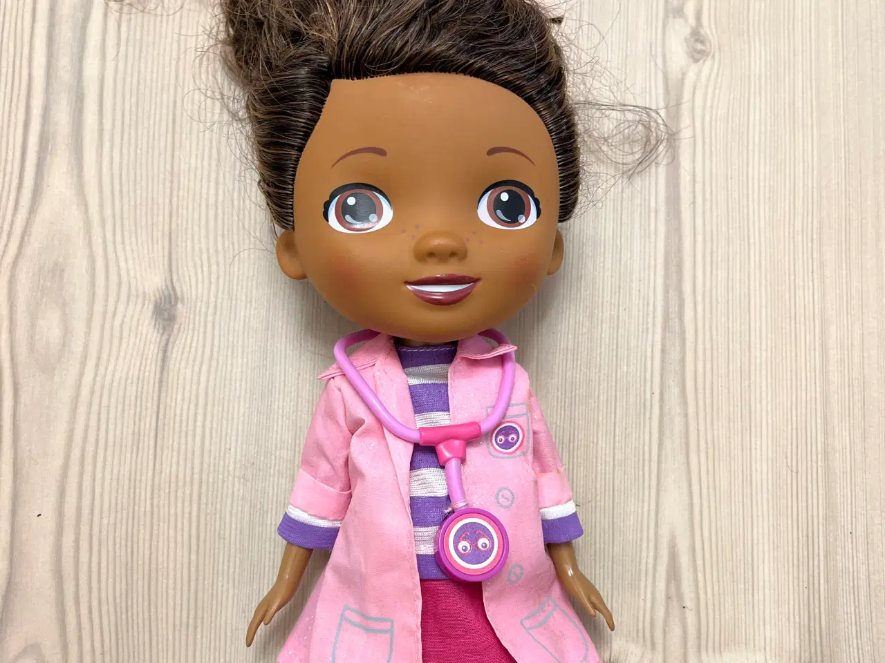 Billede 1 - Dukke Doktor Mcstuffins 