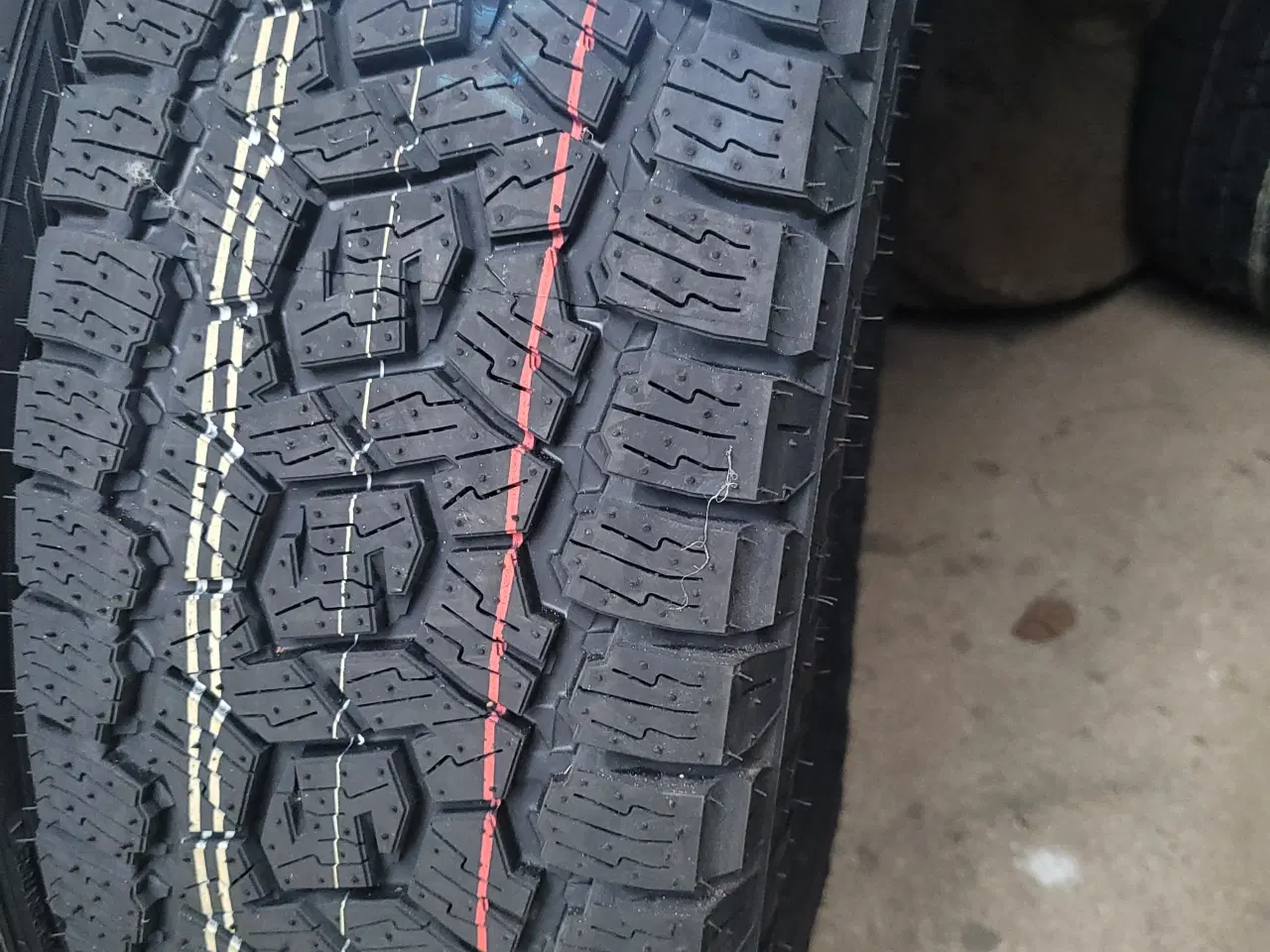 Billede 3 - Dæk 225 /70 R 16"