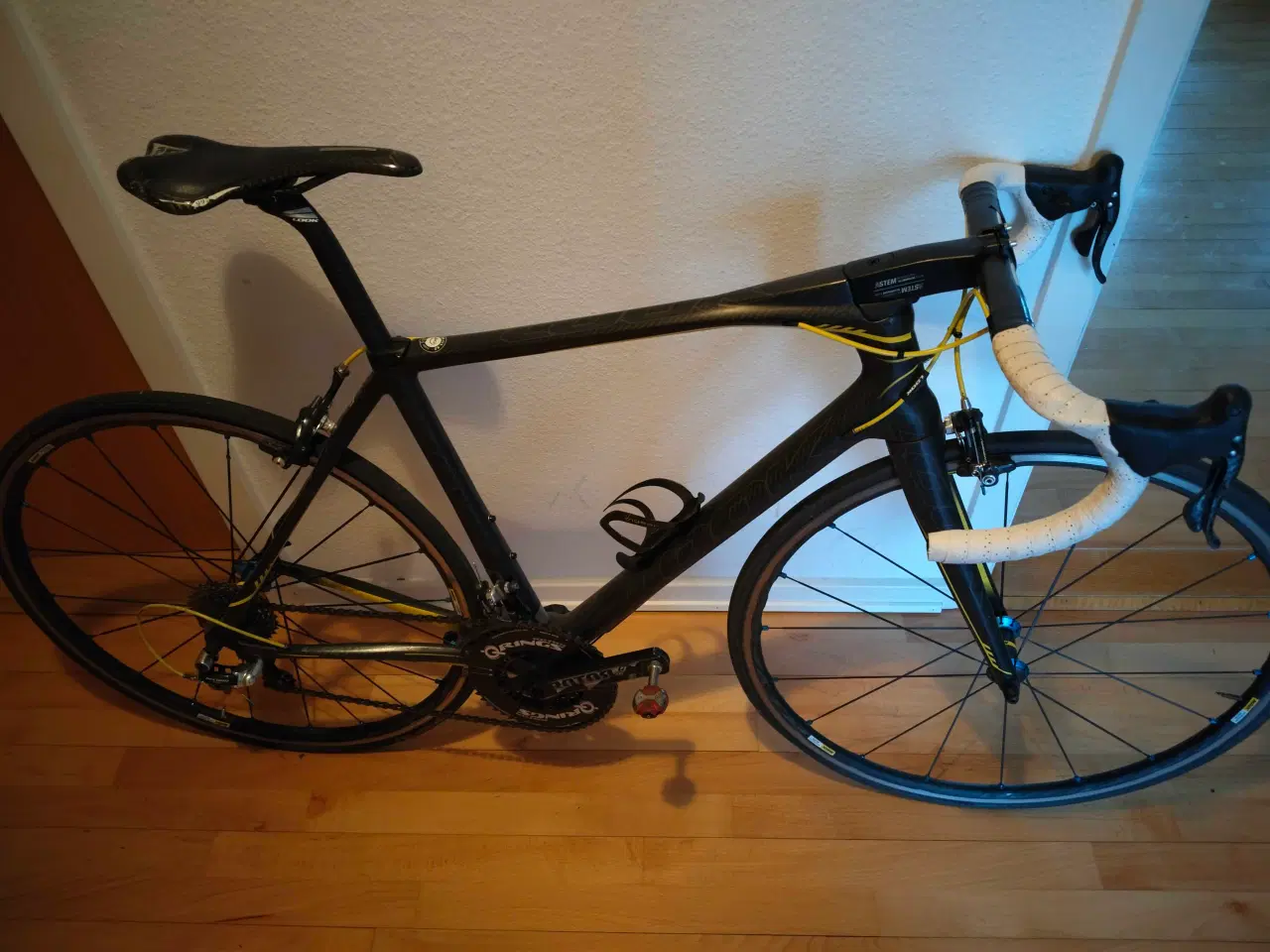 Billede 1 - Rytter cykler 