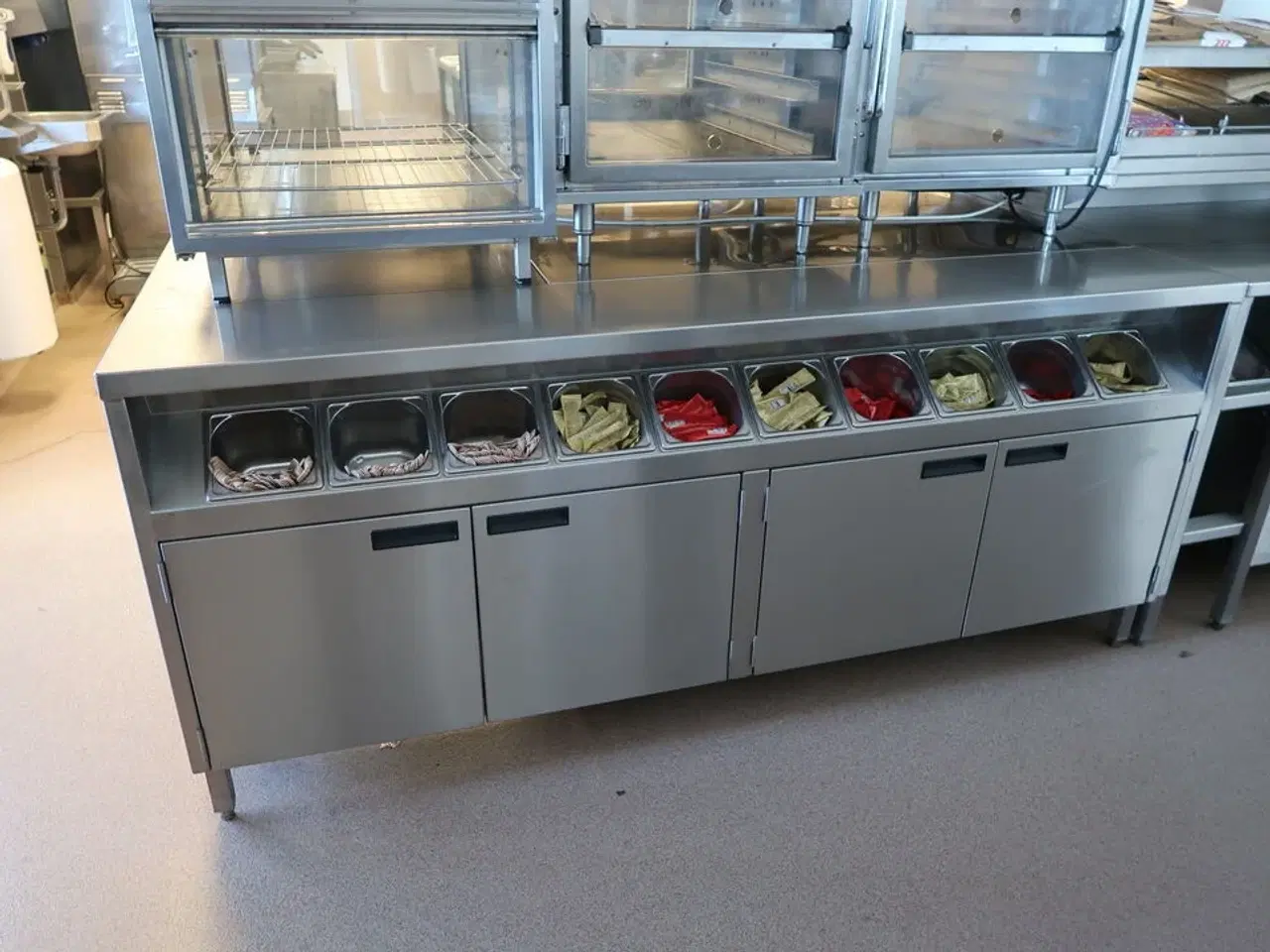 Billede 5 - Rustfri stålbord med indhold (varmeskabe medfølger ikke)