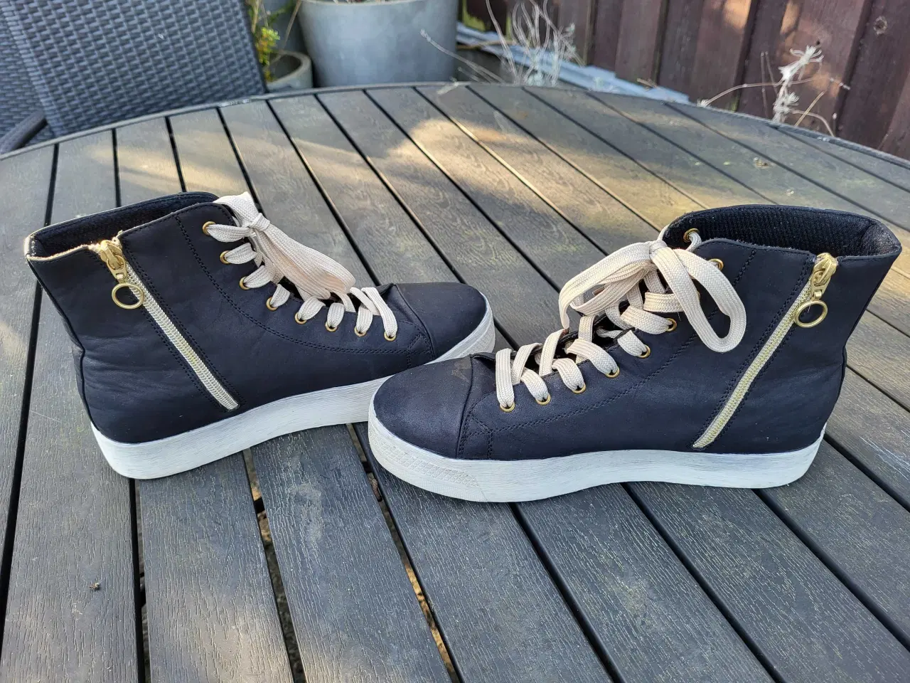 Billede 5 - Ankelstøvler med guldfarvede nitter