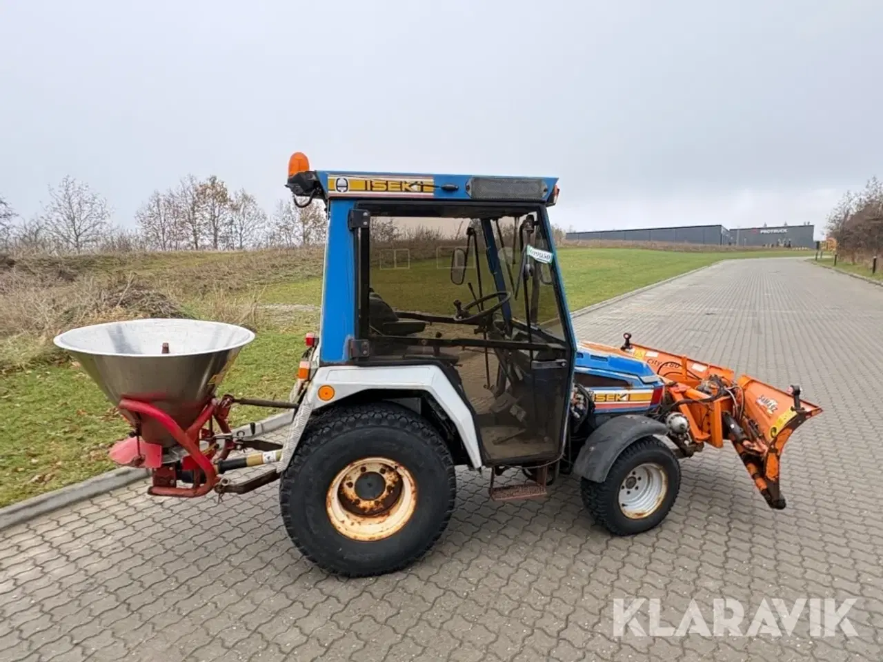 Billede 6 - Kompakttraktor med plov og spreder Iseki