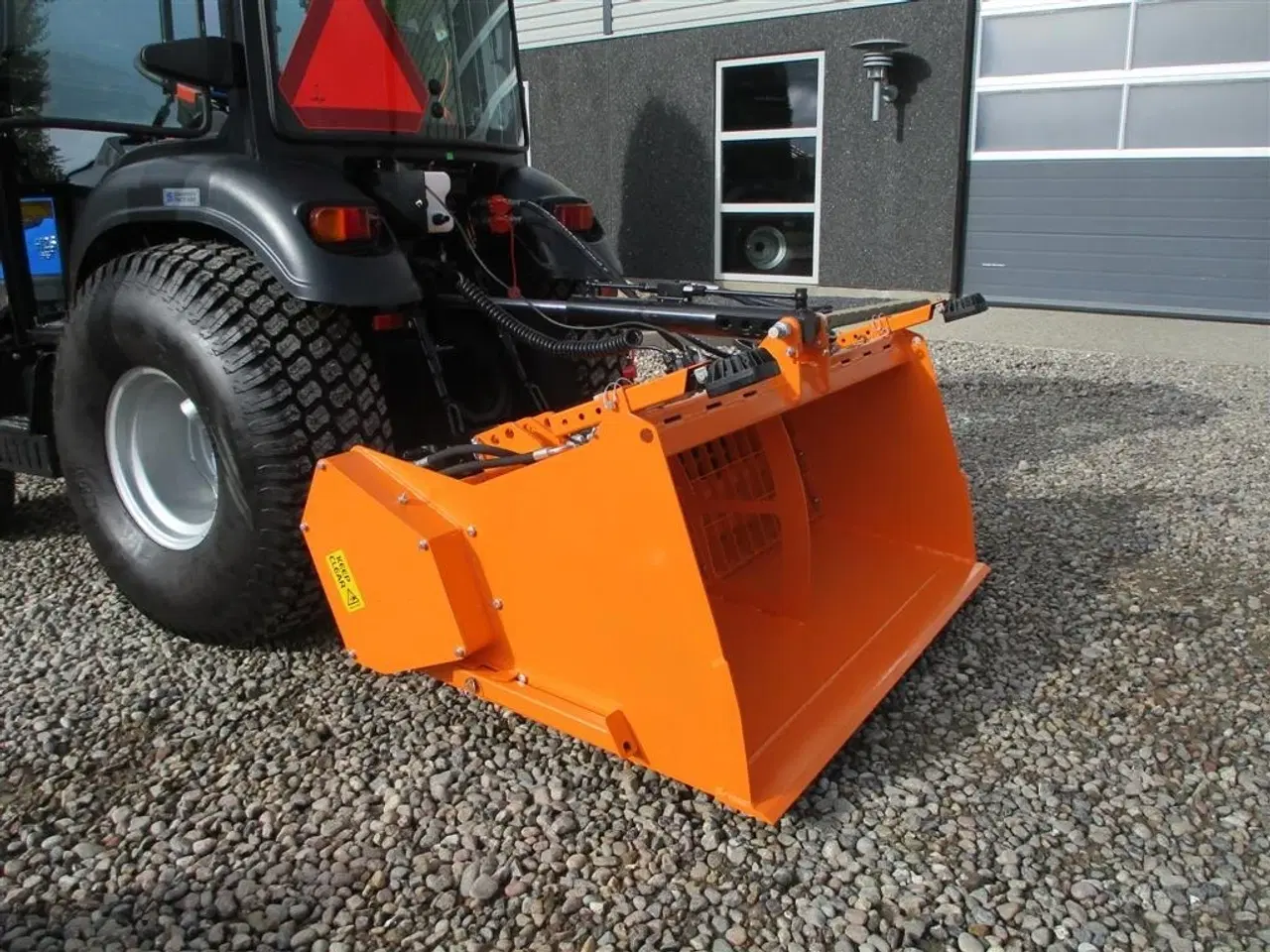 Billede 11 - Solis H26 HST SNOW EDITION med frontlift, front PTO, Vario SHL150 sneplov og SSP140 saltudlægger