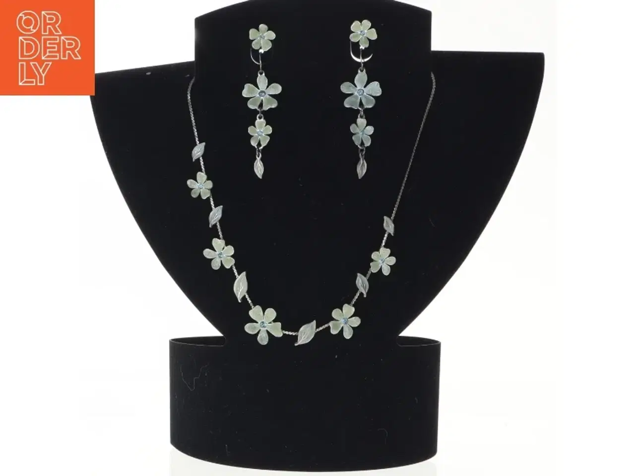 Billede 3 - Smykkesæt med blomstermotiv (str. 44 cm og 4 x 2 cm og 1 x 1 cm)