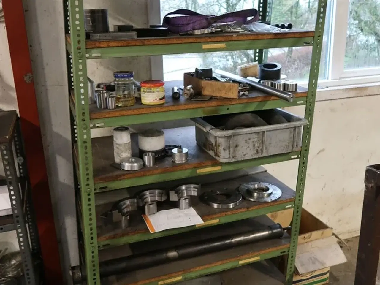 Billede 1 - Reol med div. Værktøj m.m.
