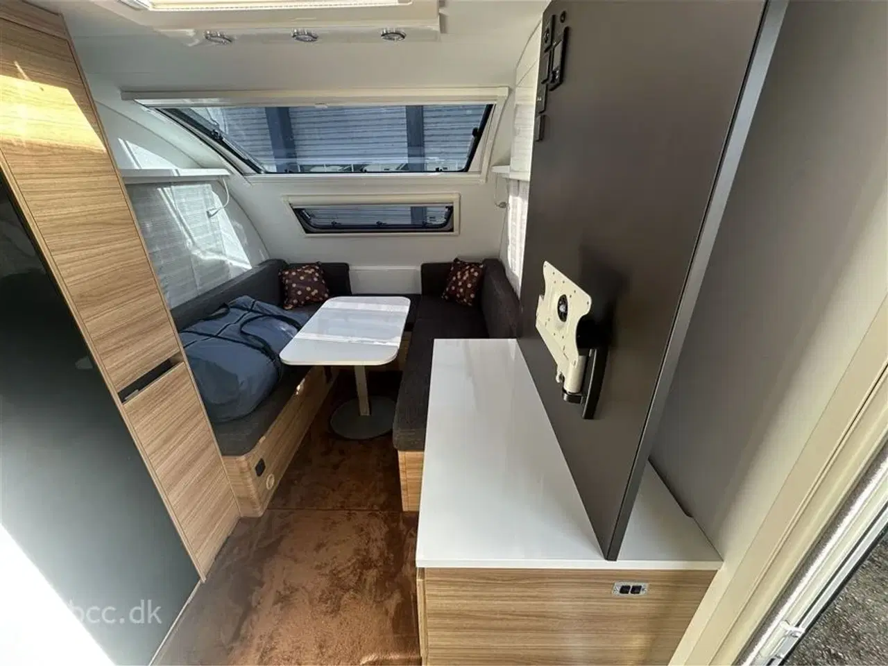 Billede 5 - 2023 - Adria Action 391 LH   Adria Action 391 LH – Kompakt designvogn med batteripakke &amp; Kampa lufttelt