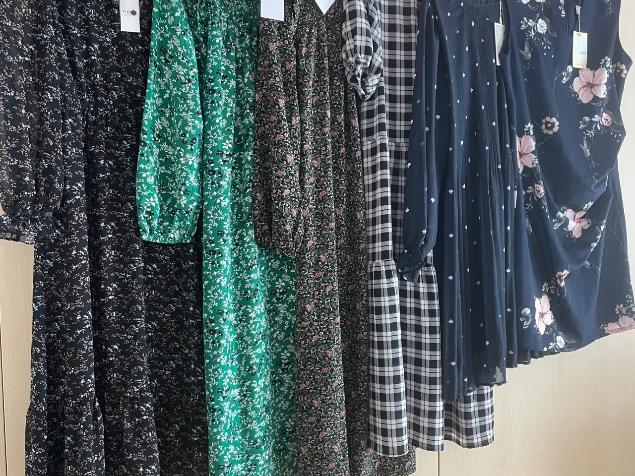 Billede 1 - Kjole Pakke 6 Stk.Kun 200kr Str.XS-S For alle.