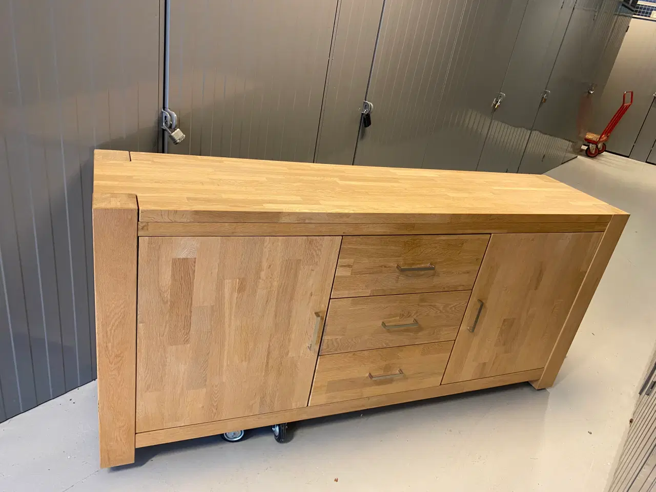 Billede 6 - Spisebord og skænk i massiv egetræ