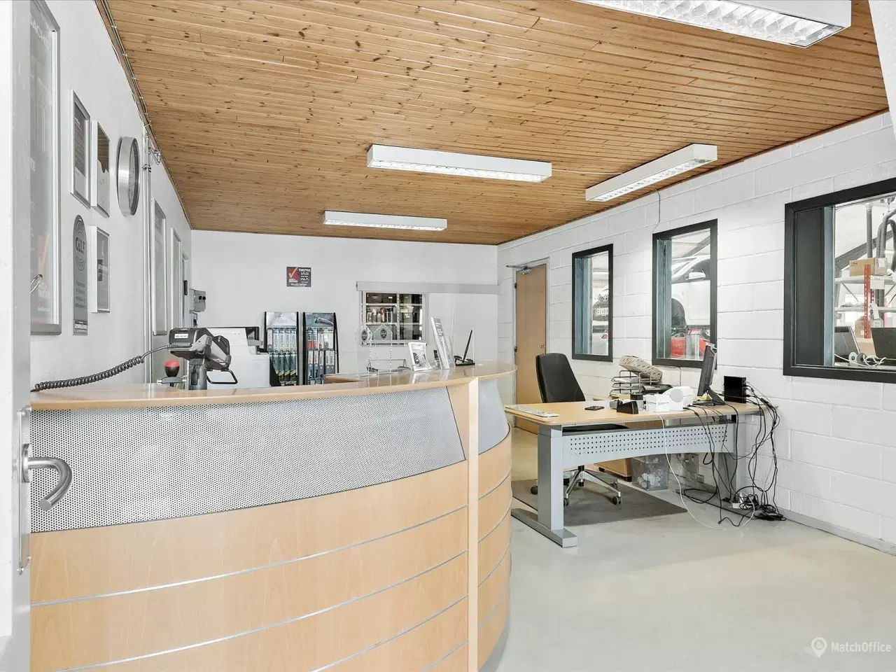 Billede 9 - Bilforretning med meget udenomsplads