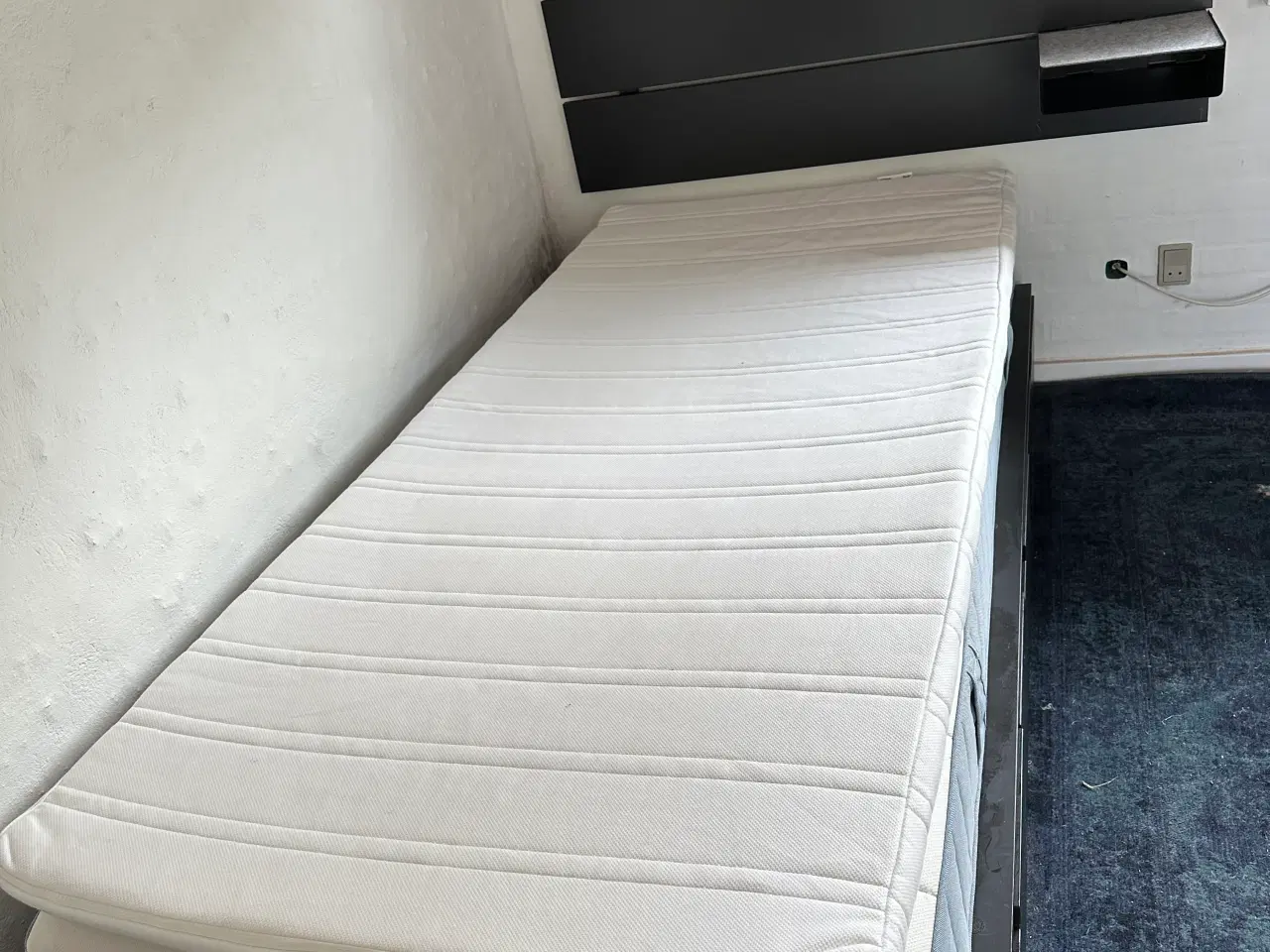 Billede 1 - IKEA enkeltseng med skuffer og sengegavl