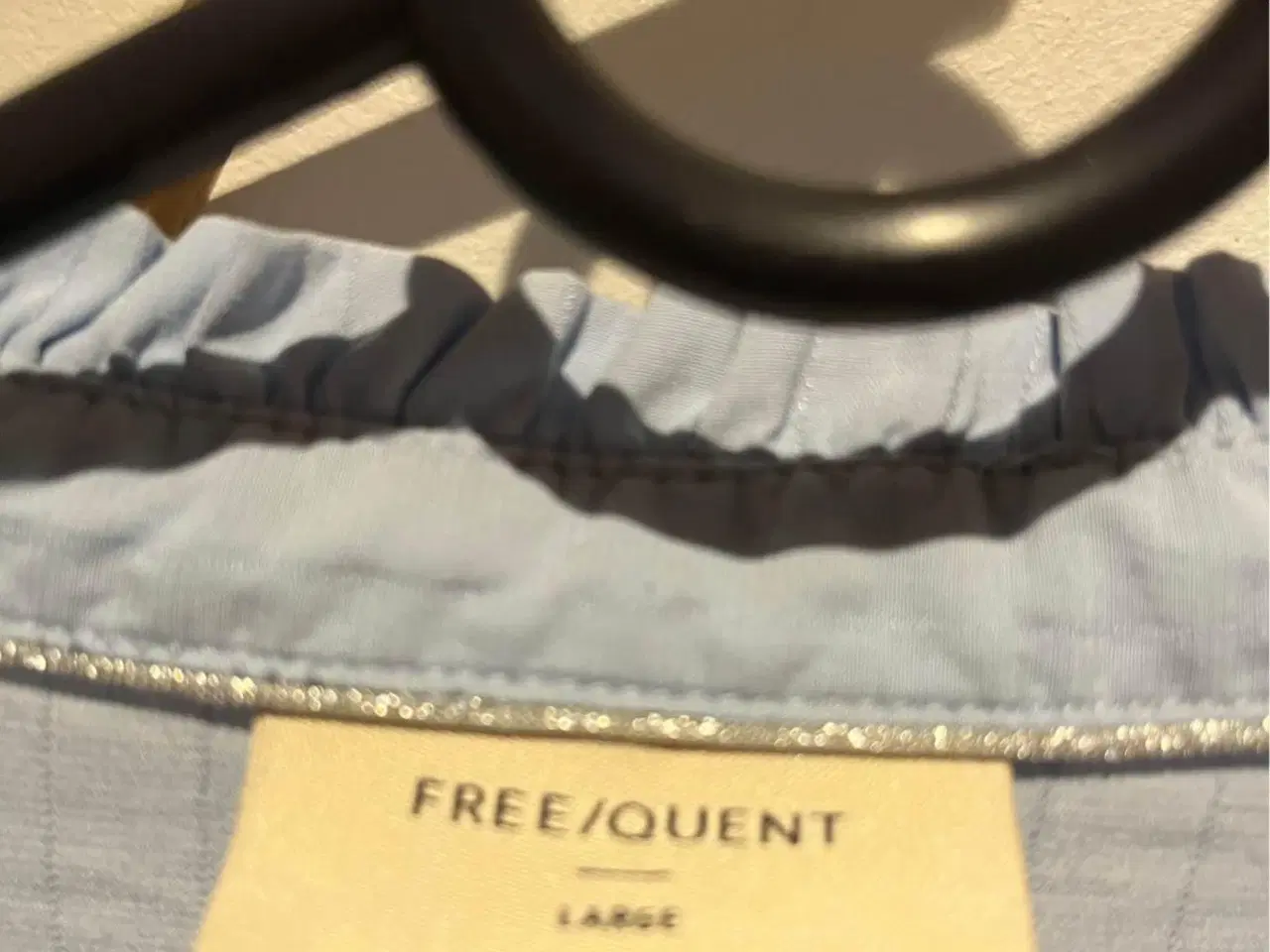 Billede 2 - Sød bluse med stolpelukning og flæsedetaljer.