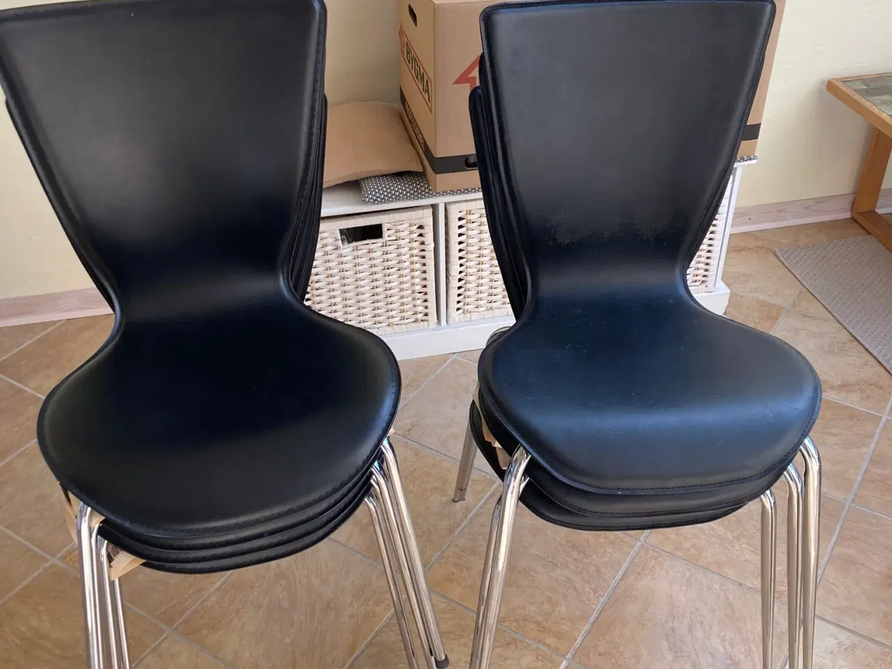 Billede 1 - Spisestuestole i kunstlæder - stabelbare