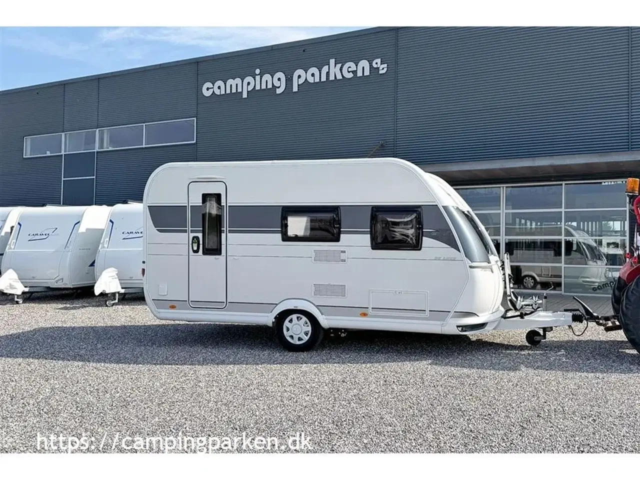 Billede 1 - 2021 - Hobby De Luxe 440 SF   Mindre campingvogn med mulighed for lav totalvægt, mover og cykelstativ monteret