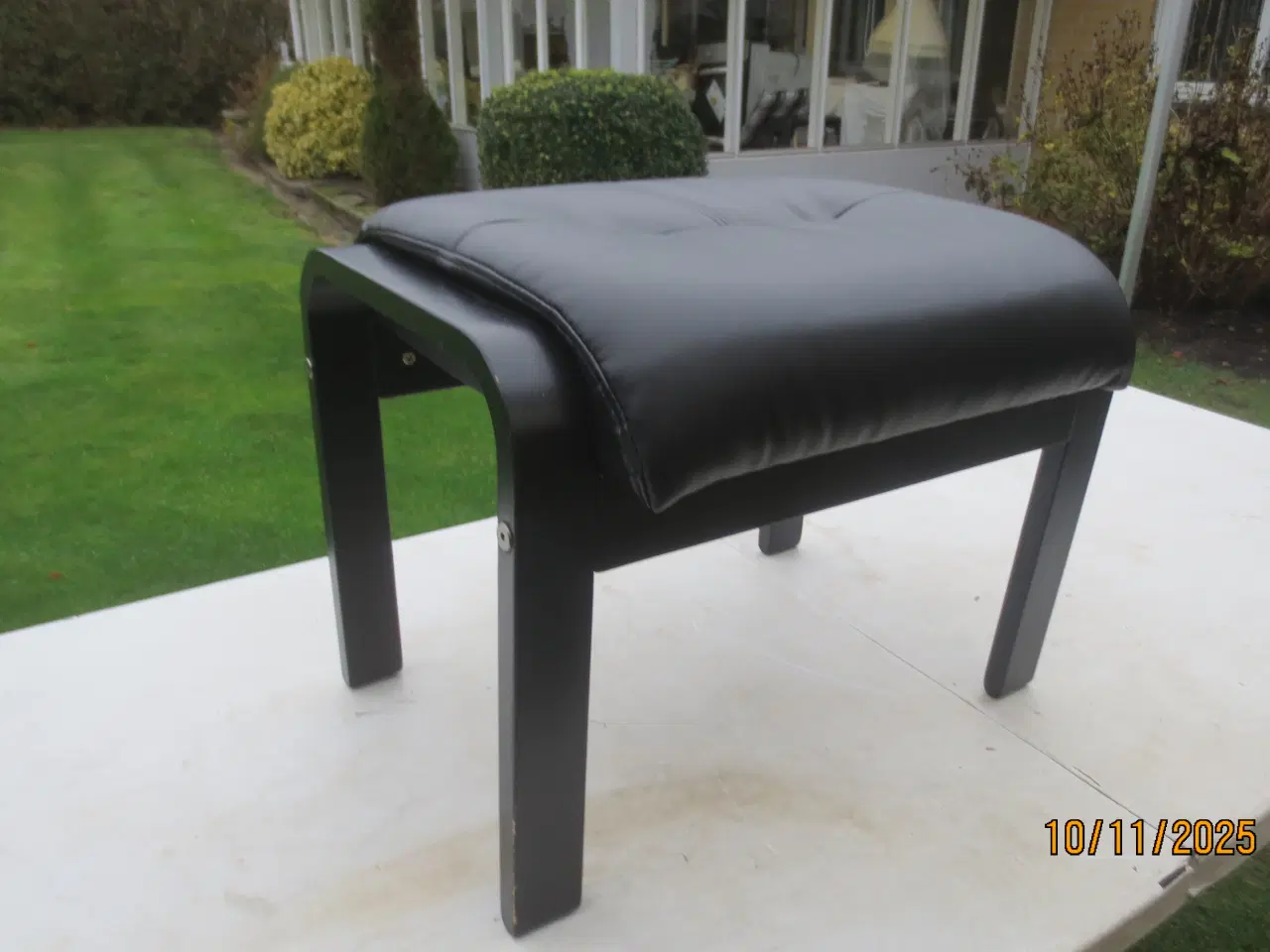 Billede 1 - 1 stk Fodskammel med sort læder 