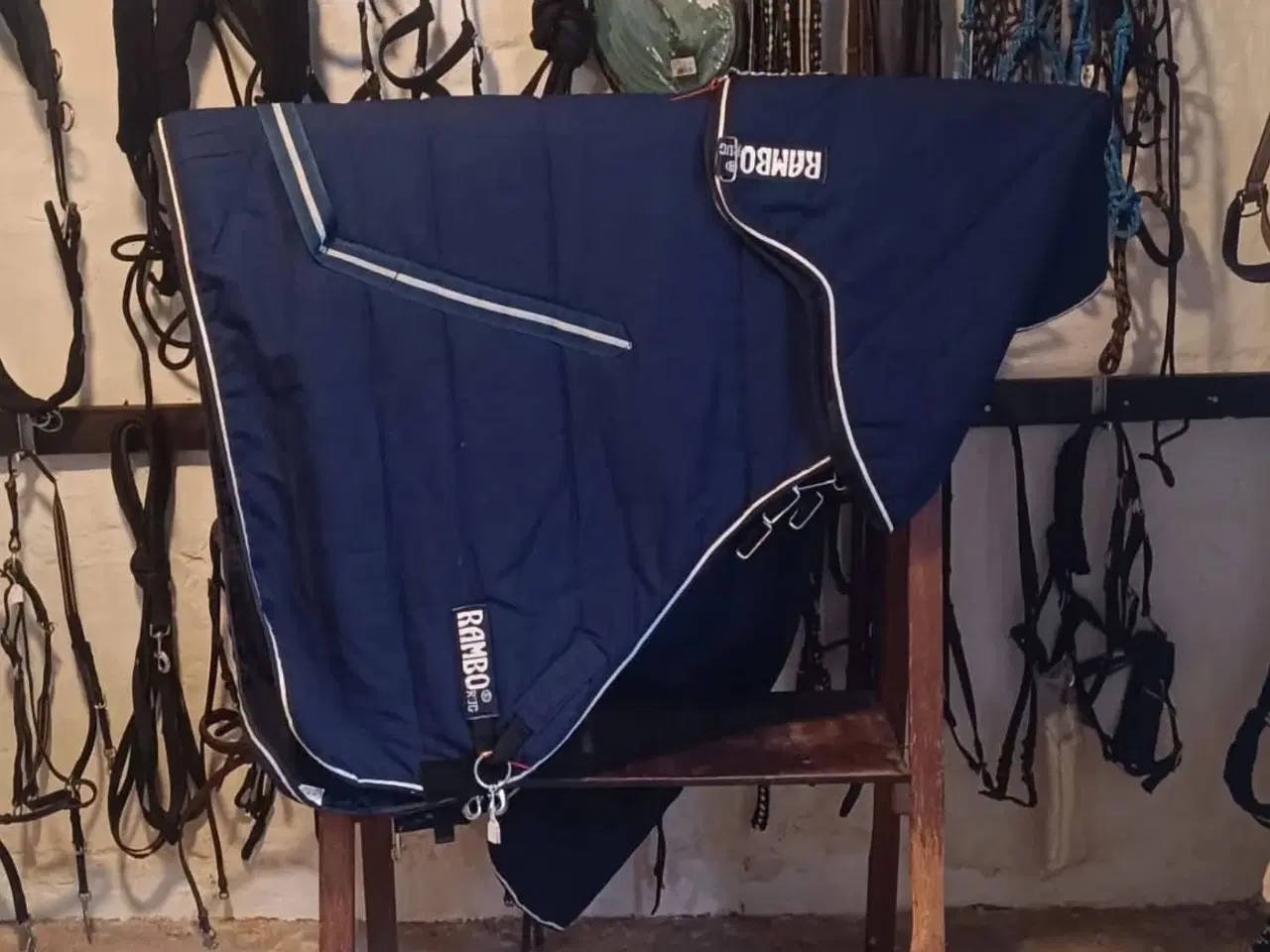 Billede 2 - Rambo stald dækken med hals 200g 145