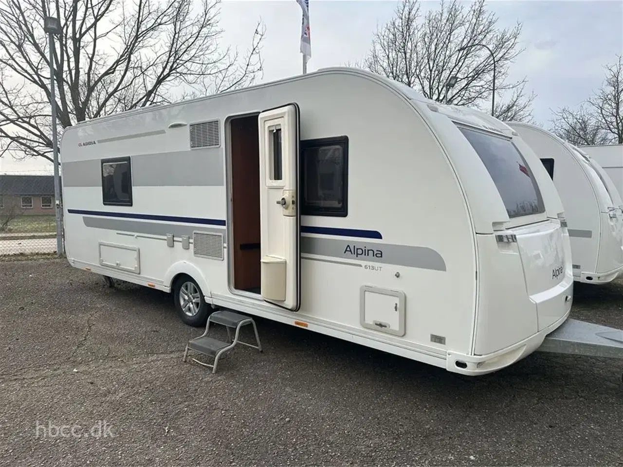 Billede 1 - 2015 - Adria Alpina 613 UT   Adria Alpina 613 UT (2015) – Luksus helårsvogn med mover og enkeltsenge