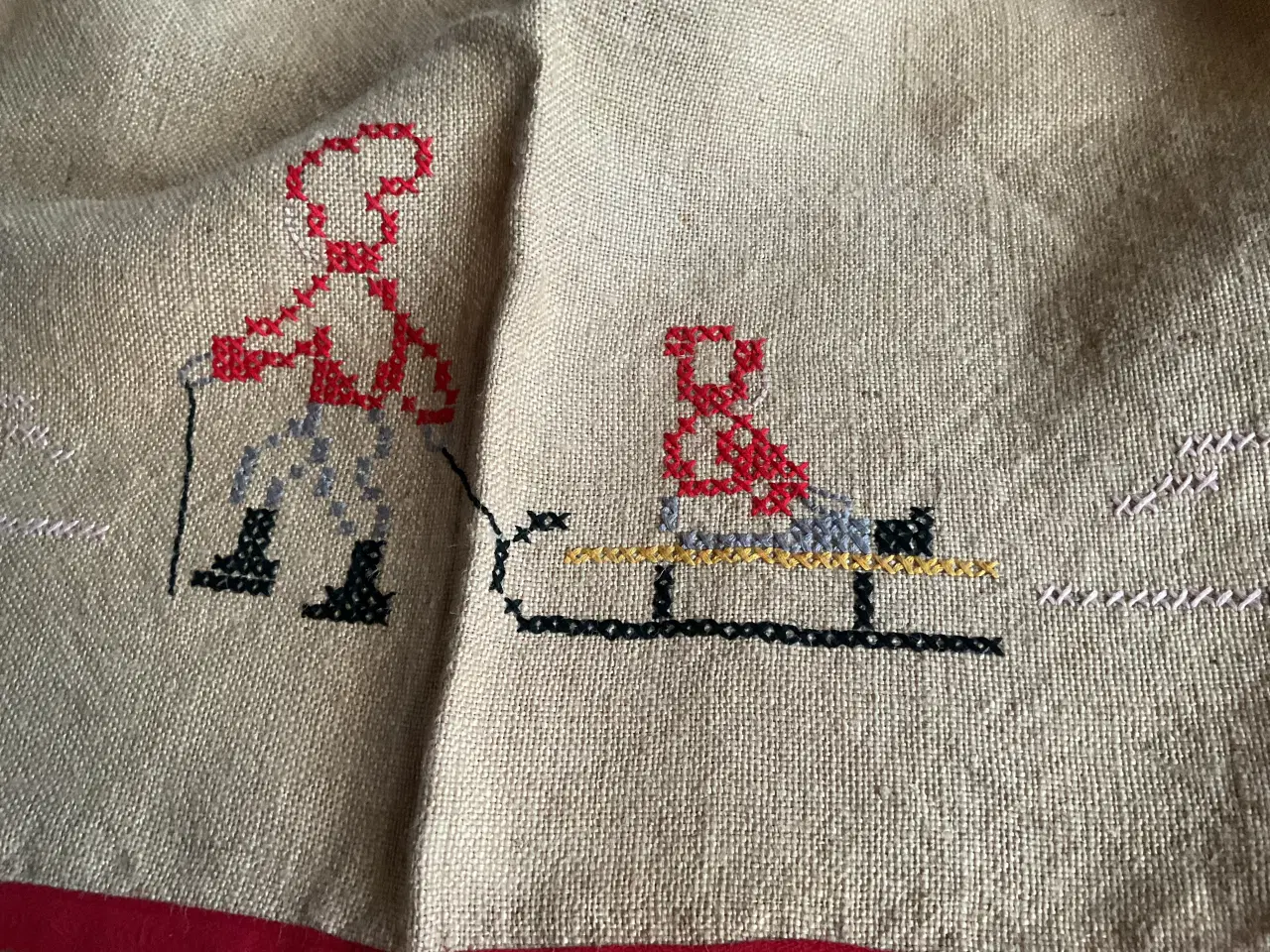 Billede 4 - Håndbroderet juletræstæppe 