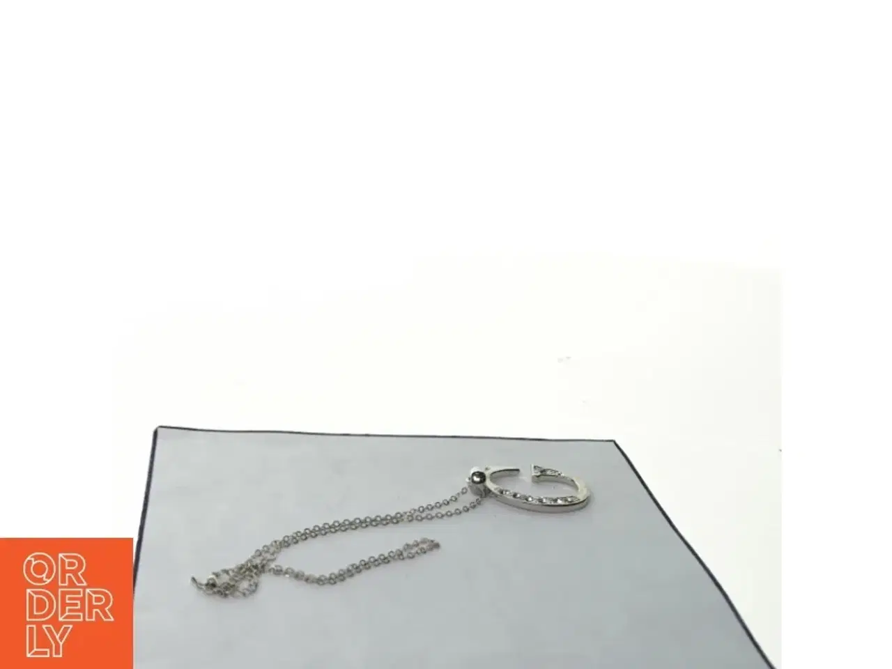 Billede 4 - Halskæde med G-formet vedhæng (str. 32 x 4 cm)