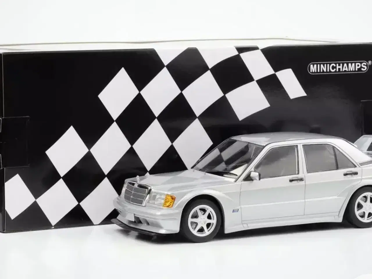 Billede 4 - 1:18 Mercedes 190 E 2.3-16V EVOII 1990