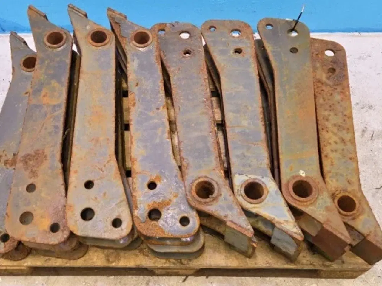 Billede 7 - New Holland B100B Support 87310368  14 Stk