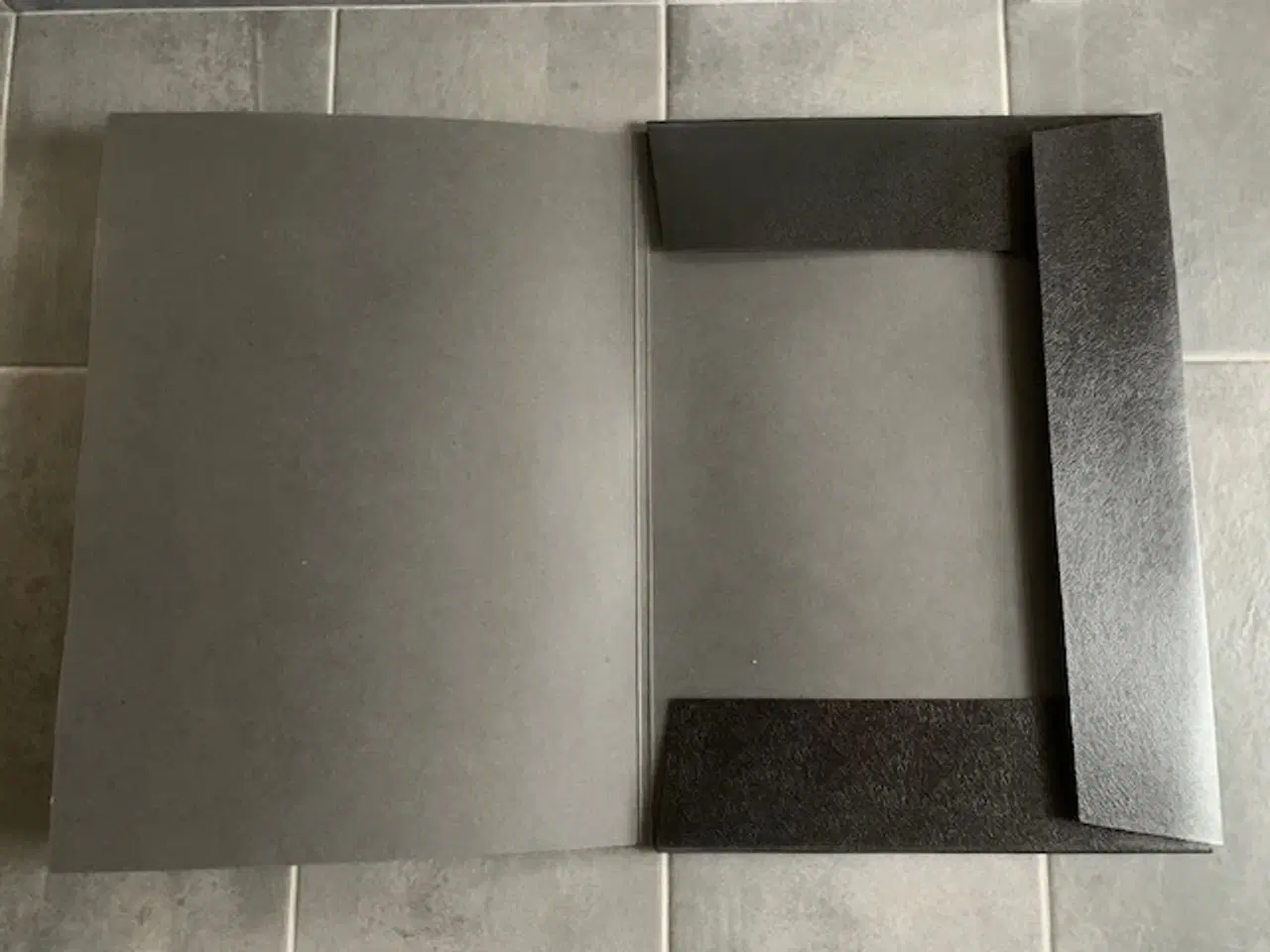 Billede 2 - Elastikmappe i kraftigt sort pap stor str. A2 / C2