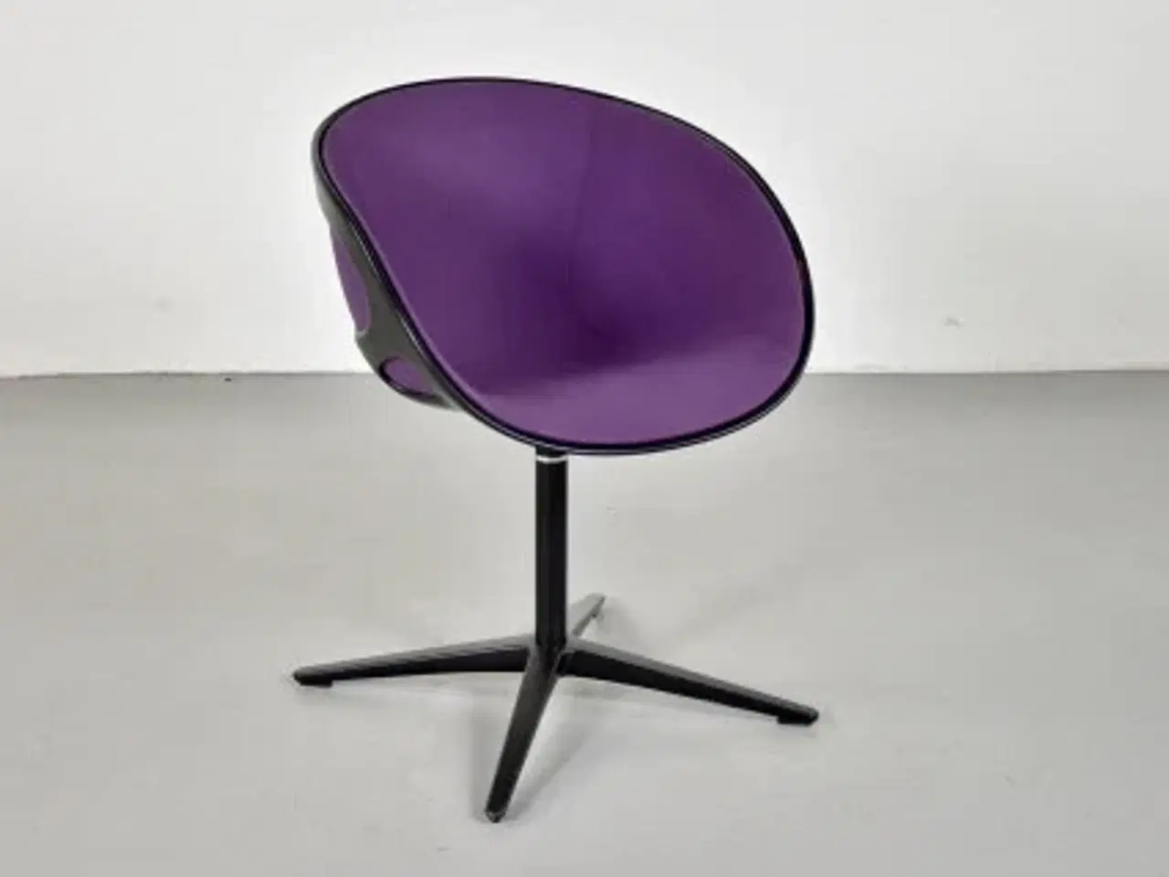 Billede 2 - Fritz hansen rin konferencestol med sort skal og farvet polster, sæt à 6 stk.