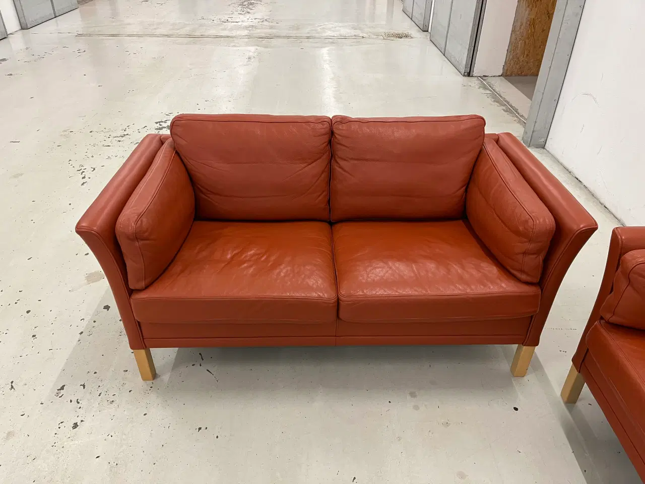 Billede 10 - Mogens Hansen MH2225 3+2 MH80 stol i cognac læder.